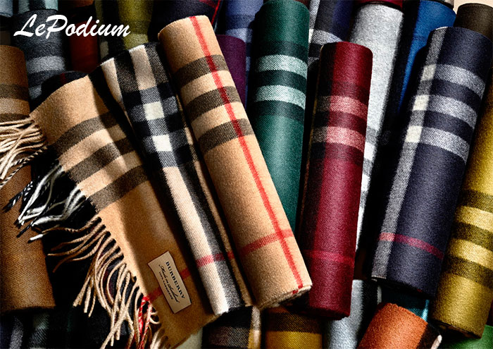 Шарфы с фирменной клеткой Burberry