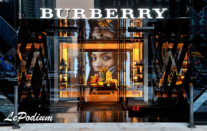Фирменный монобрендовый бутик Burberry